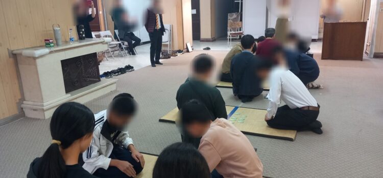 校長室から『努力して学年の壁を越えていく～百人一首大会を開催～』